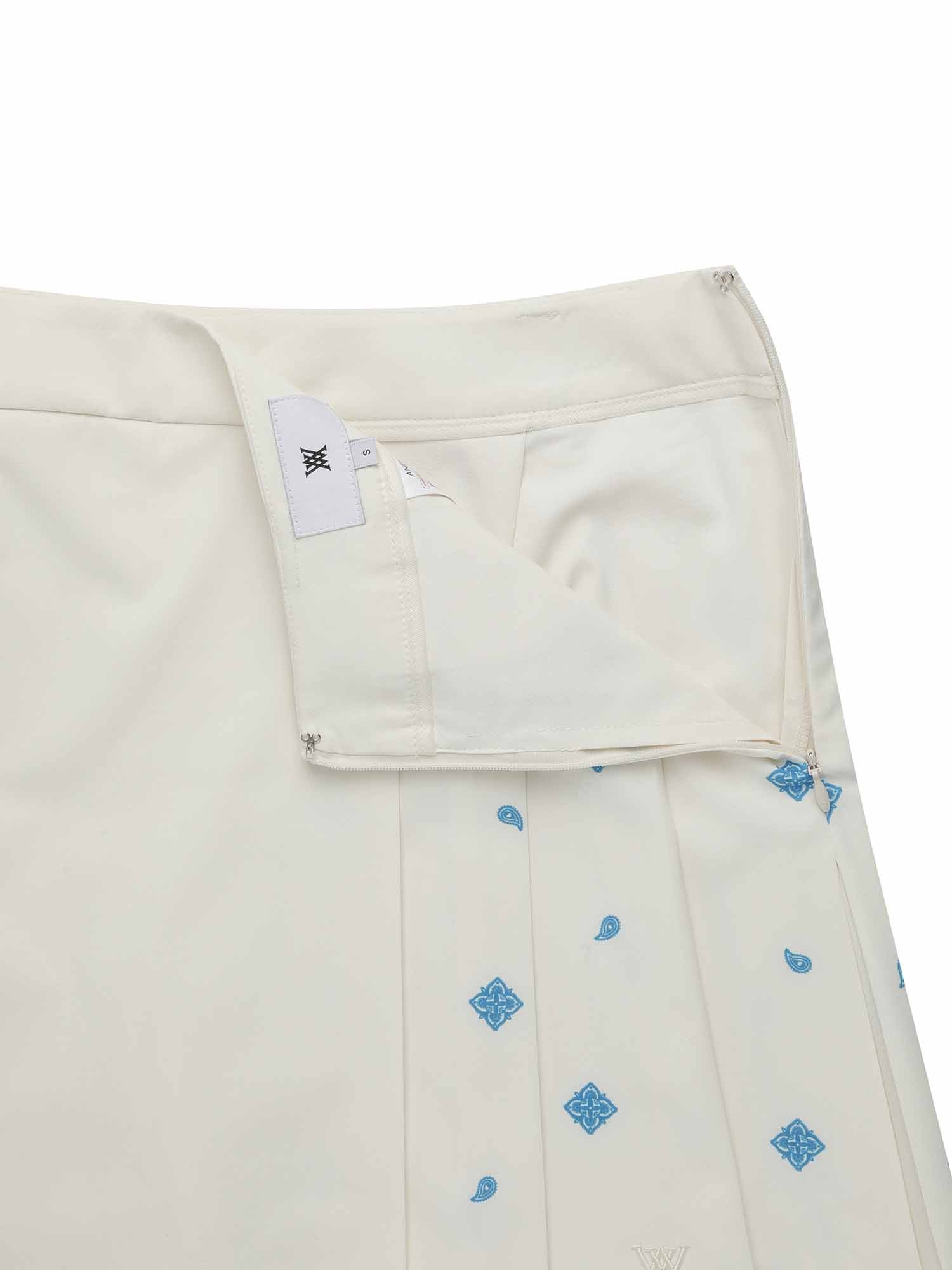 WOMEN SEASONAL PLEATS HALF PANTS