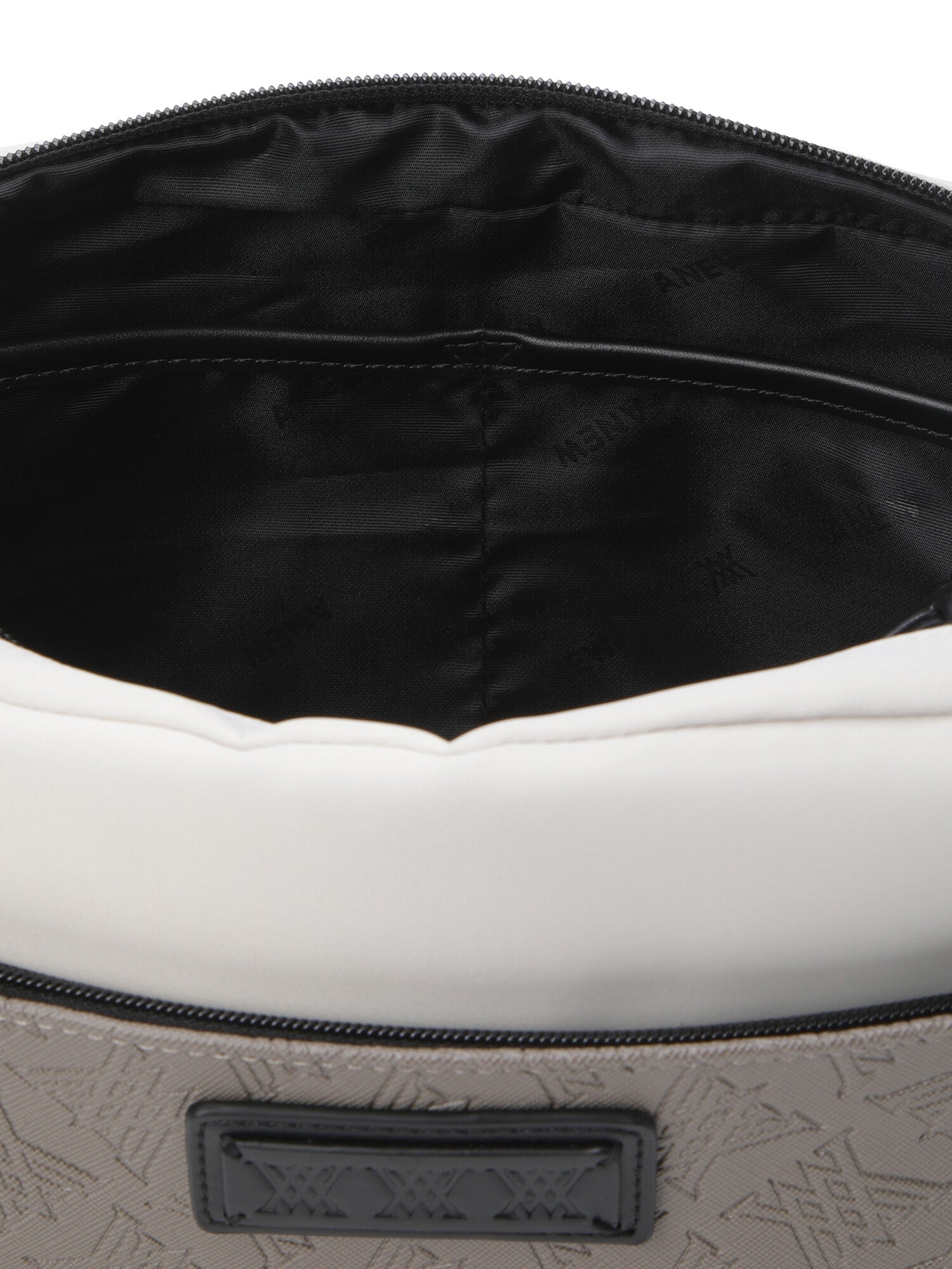 UNISEX LOGO INTAGLIO POUCH