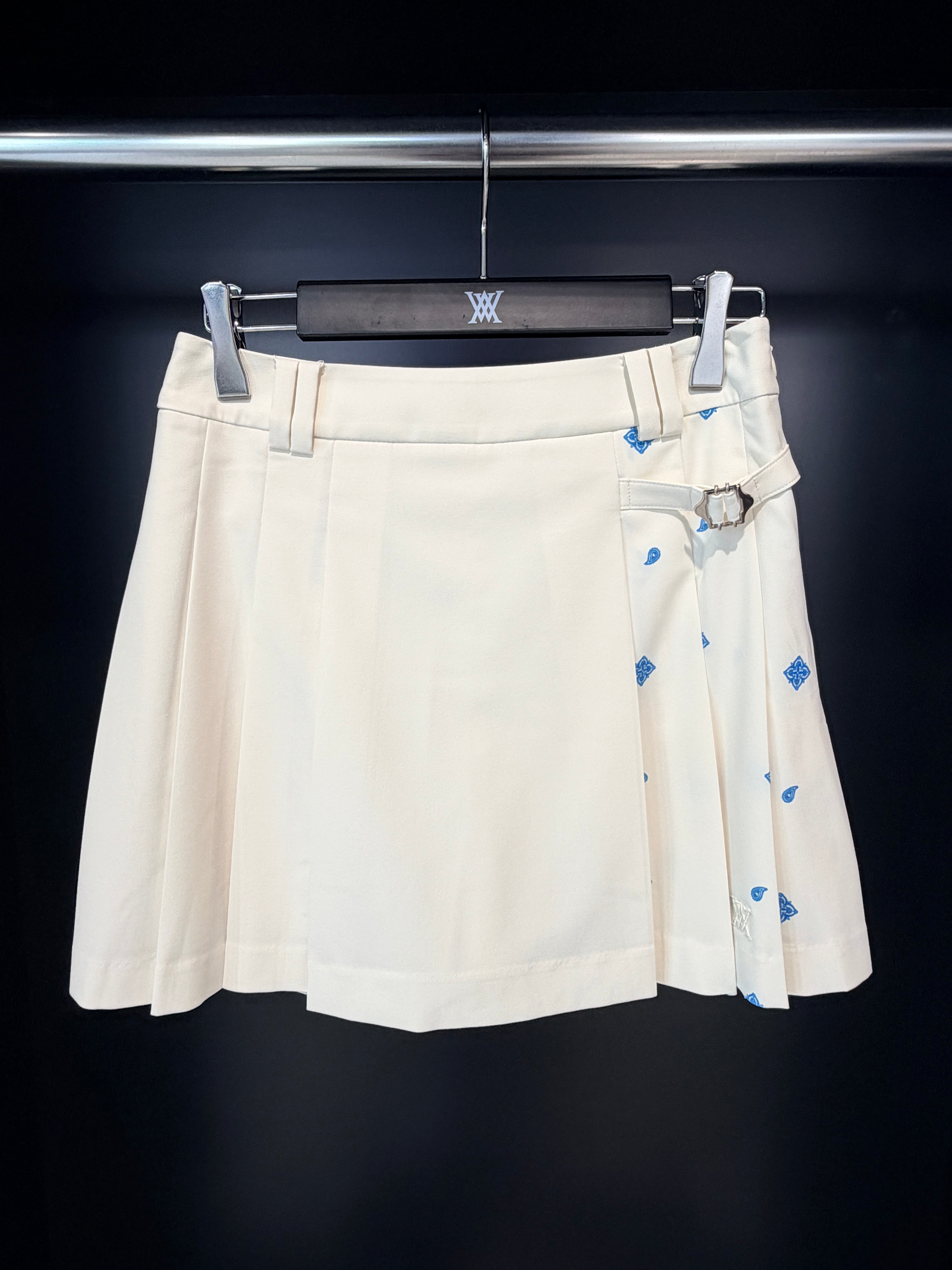WOMEN SEASONAL PLEATS HALF PANTS